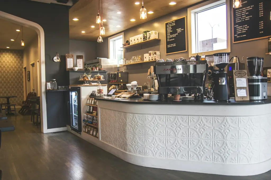 Barra de una cafetería con varias máquinas de espresso.