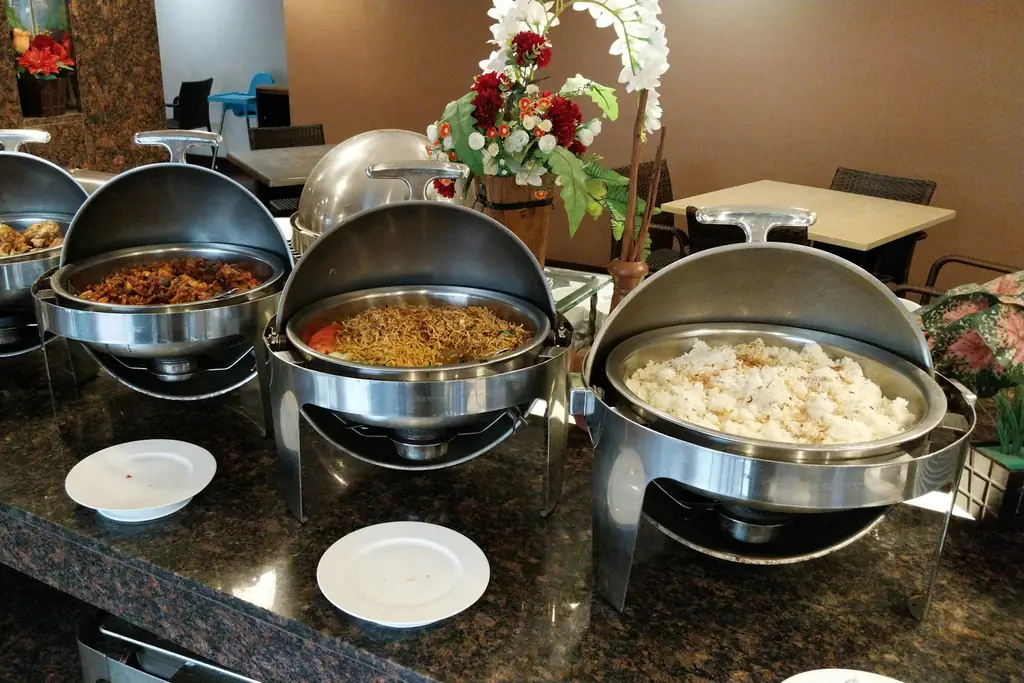 Bufé de catering con fuentes calientes de acero.
