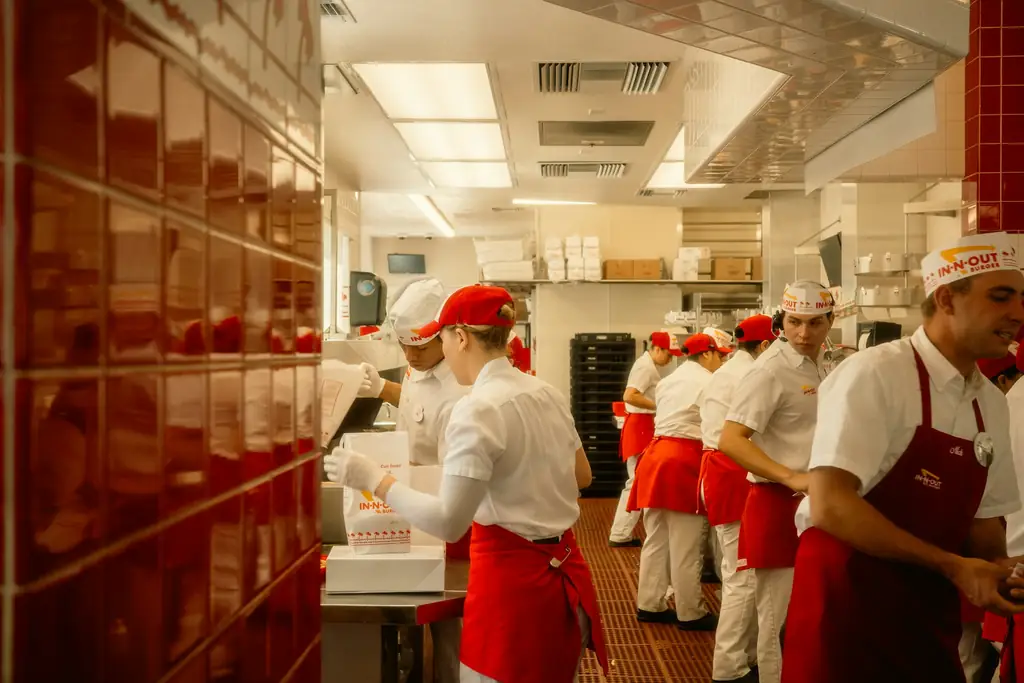 Equipo de cocina con delantales trabajando en la línea durante el servicio.