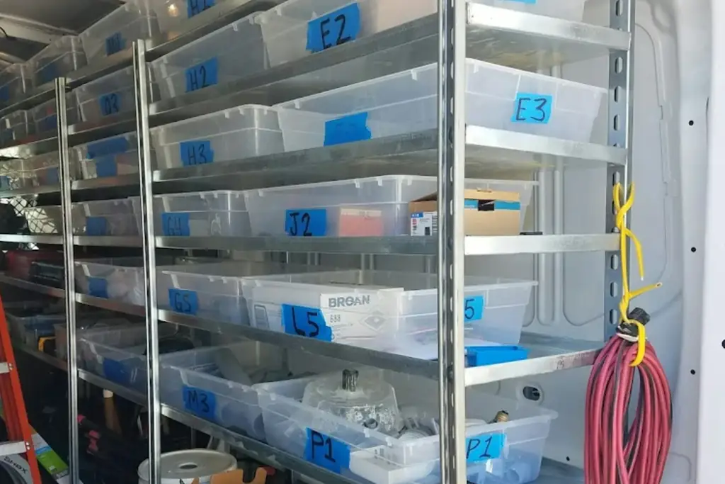 Estanterías de almacén con cajas etiquetadas por producto.