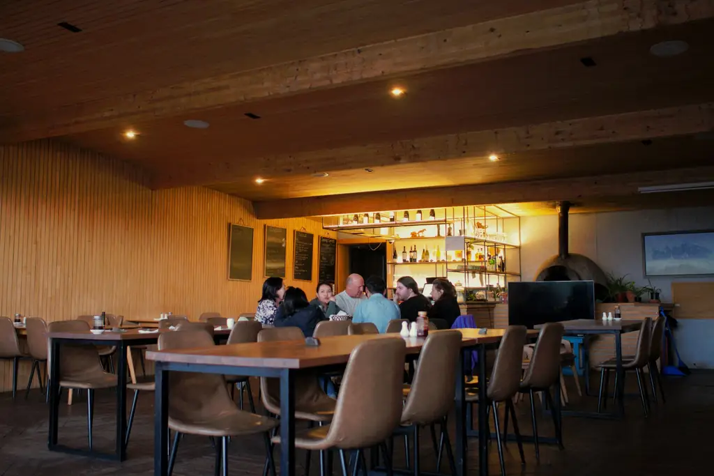 Comedor de un restaurante lleno durante el servicio de cena.